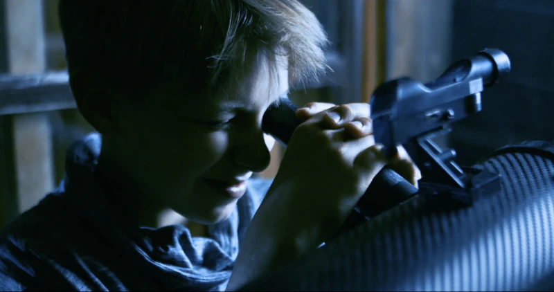 ragazzo con un telescopio